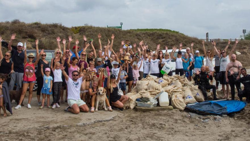 Voluntarios participan en la recogida de residuos
