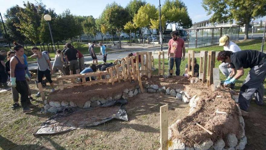 Participantes en la construcción del BanCOB, ayer en el campus universitario de Elviña.