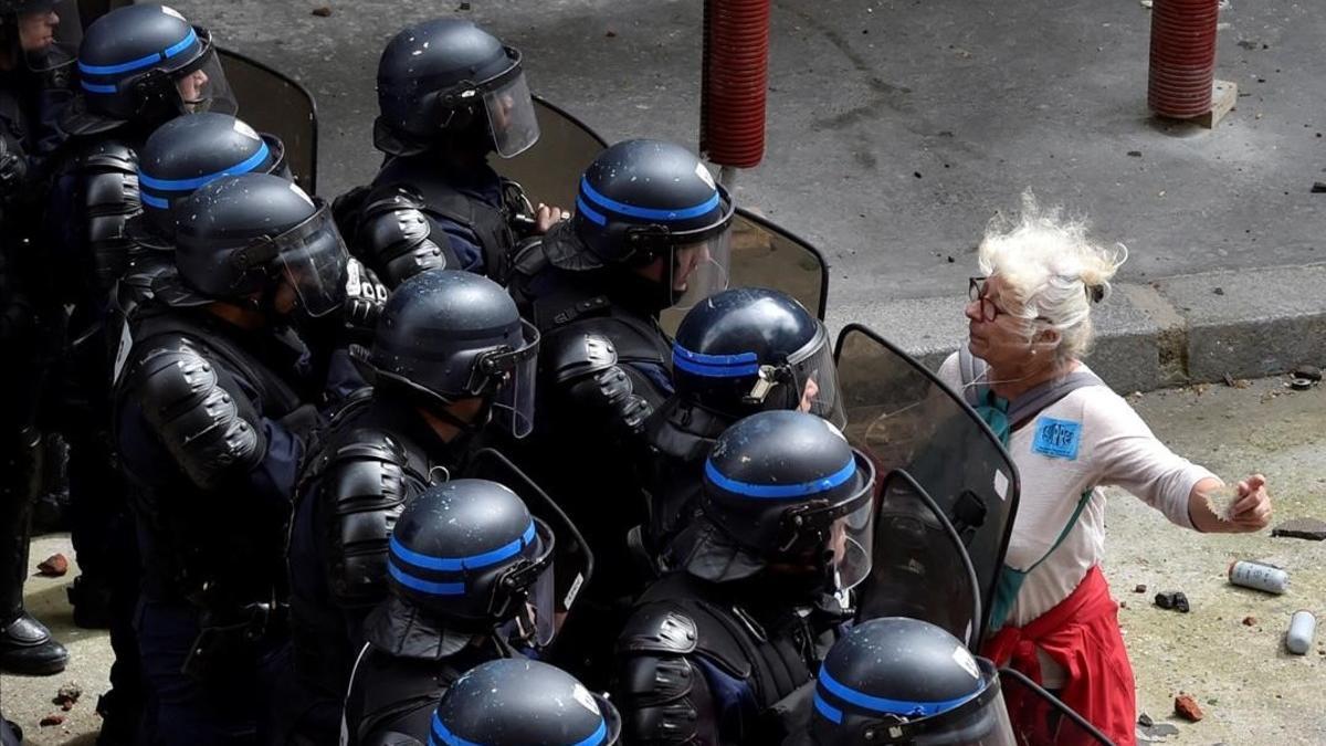 Batalla campal durante la jornada de huelga general en Francia