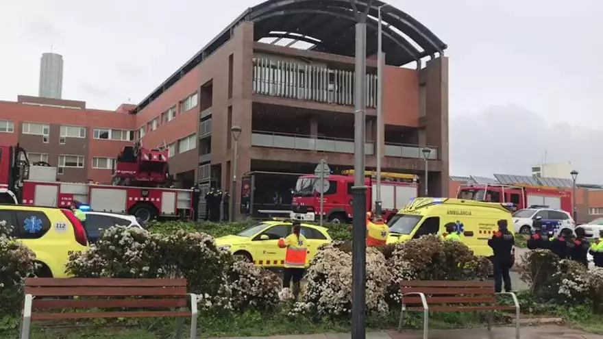 Els cossos de seguretat homenatgen el personal sanitari de l'Hospital d'Igualada