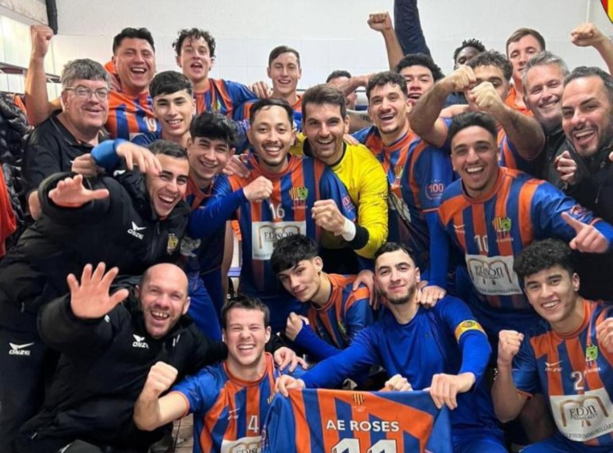 La plantilla de l'AE Roses celebra una victòria d'aquesta temporada.