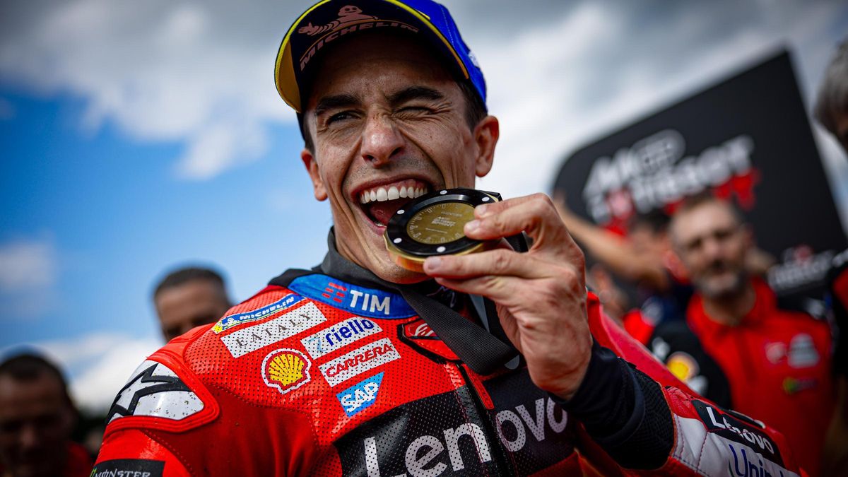 Marc Márquez muerde la medalla que le premia como vencedor, hoy, de la 'sprint' de Brno.