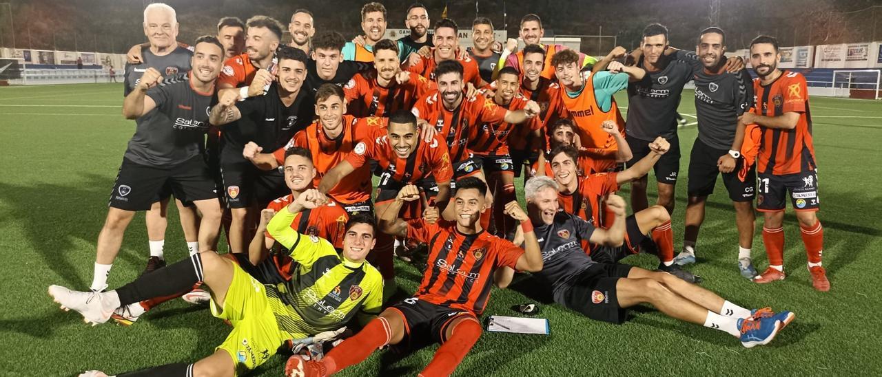 Los jugadores del Salerm Puente Genil celebran el pase a la final.