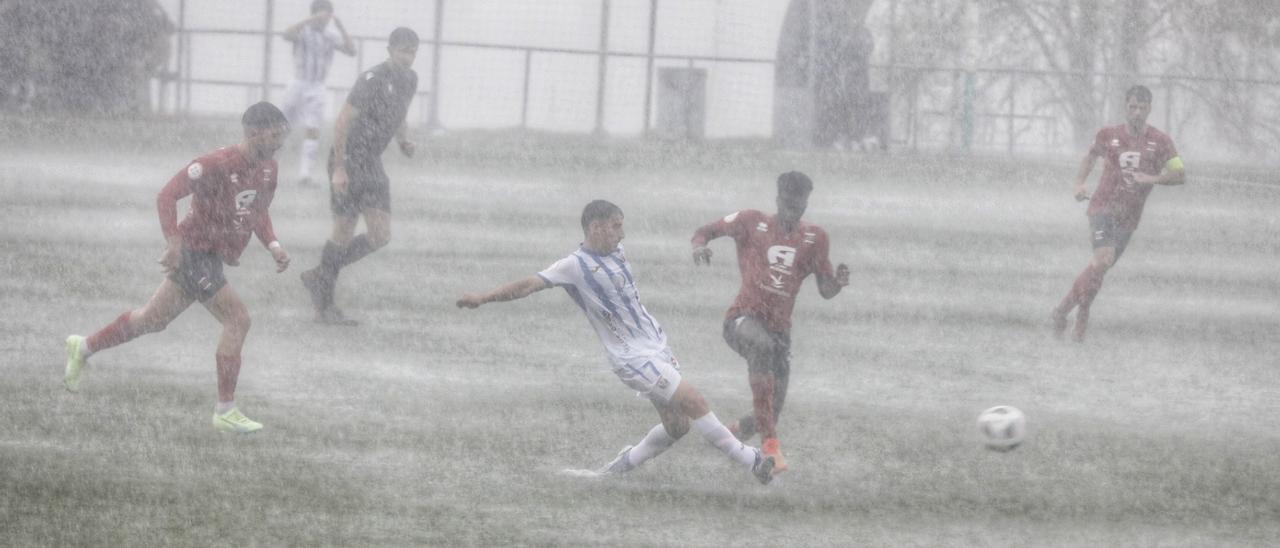 Assan trata de robar el balón a un jugador del Leganés B instantes antes de que el partido se parara por la lluvia.