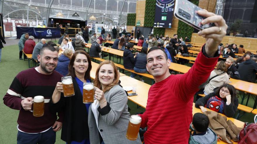 Por la izquierda, José Crespo, Lorena Giménez, Laura Pérez y Ariel Mérez, ayer, haciéndose un selfi en la Muestra de la Cerveza.