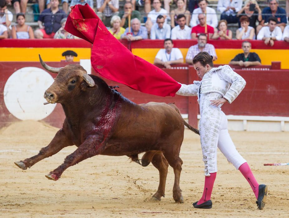 El novillero alicantino Jorge Rico triunfa en casa