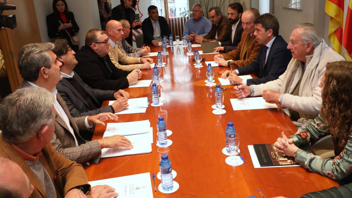 La reunión entre los responsables de Asaja y la representación del Consell encabezada por Carlos Mazón.