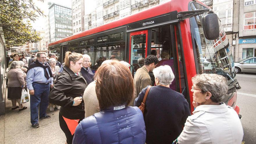 Pasajeros subiendo al bus durante la jornada de huelga.