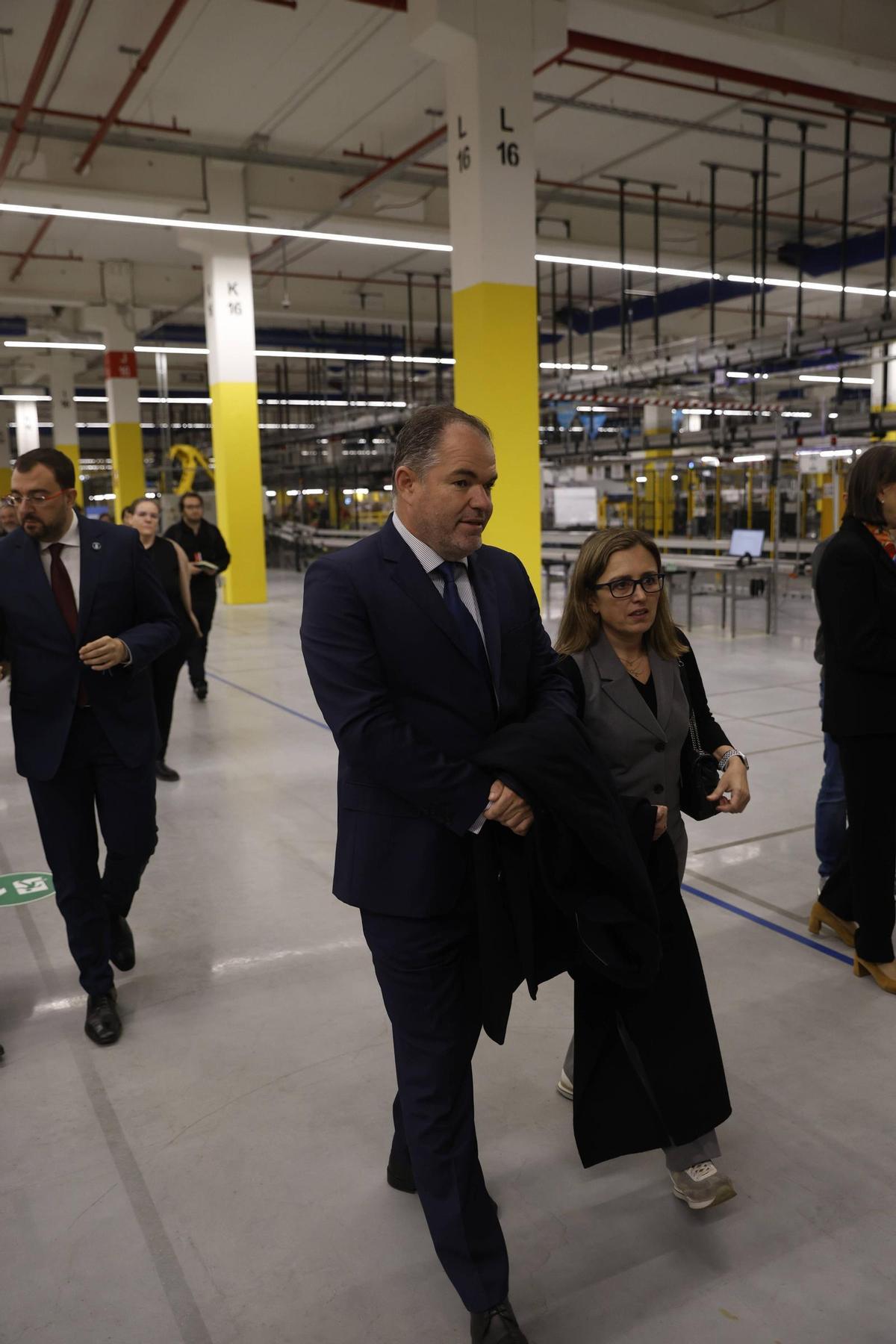 Carlos Paniceres y María Calvo, en una visita al centro logístico de Amazon en Siero.
