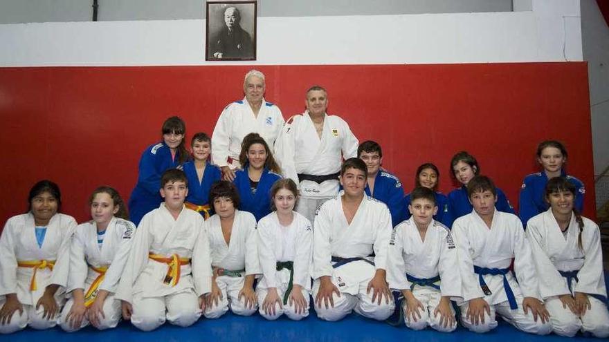 Boedo junto a su maestro Jaime Roque y sus alumnos en el colegio Karbo.