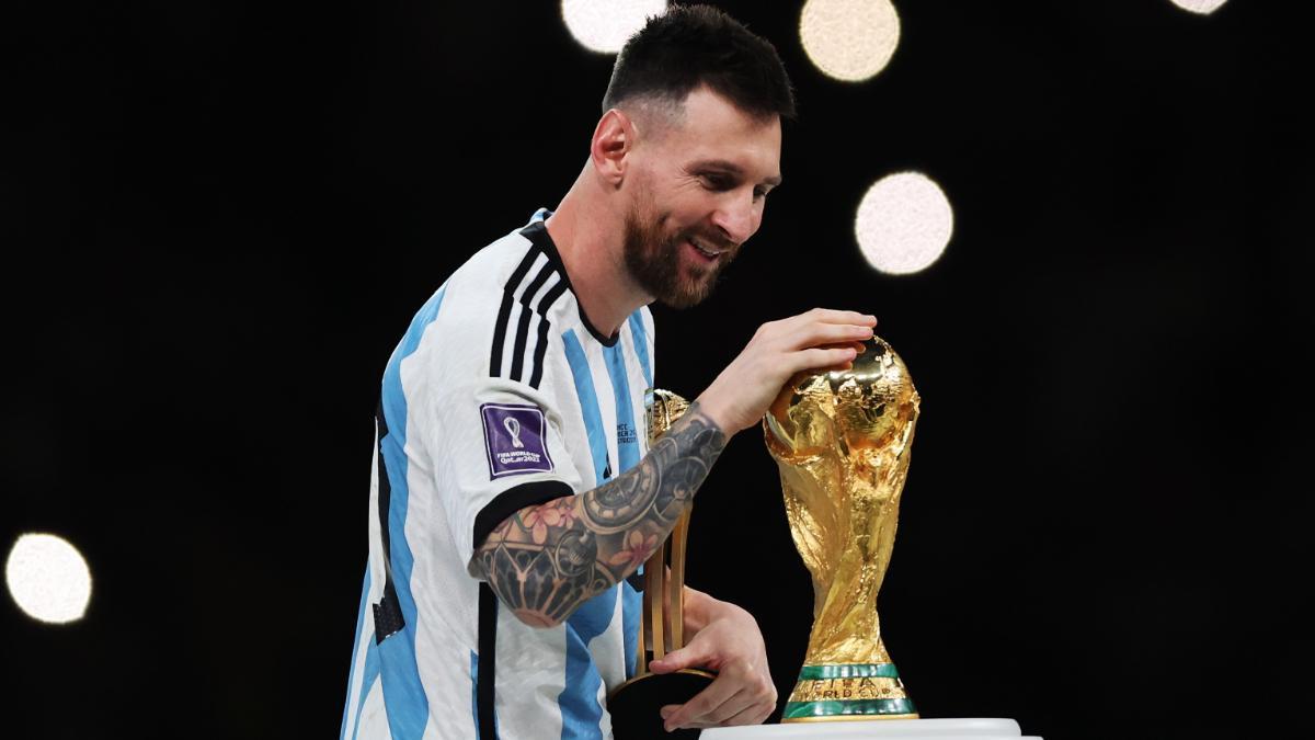 Leo Messi acaricia la Copa del Mundo tras imponerse en la final a Francia en el Lusail stadium