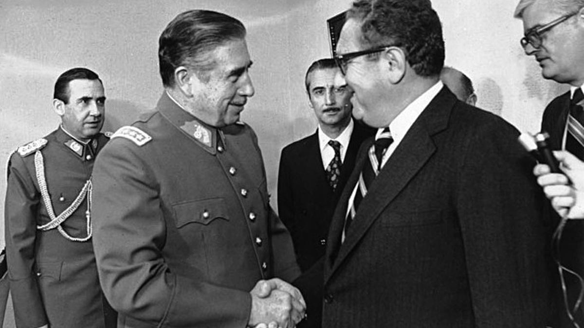 Henry Kissinger, secretario de Estado de la Administración Nixon (derecha), visita a Pinochet en junio de 1976.