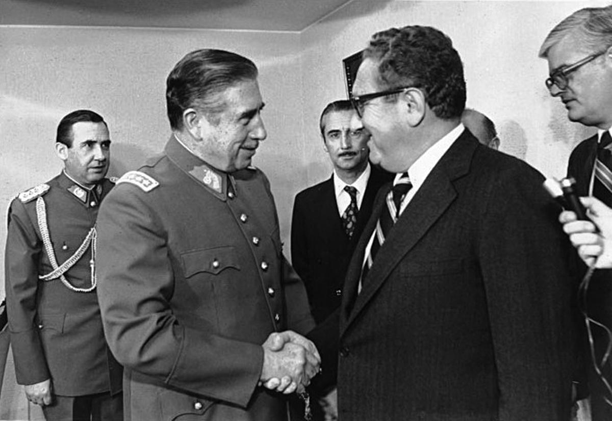 Henry Kissinger, secretario de Estado de la Administración Nixon (derecha), visita a Pinochet en junio de 1976.