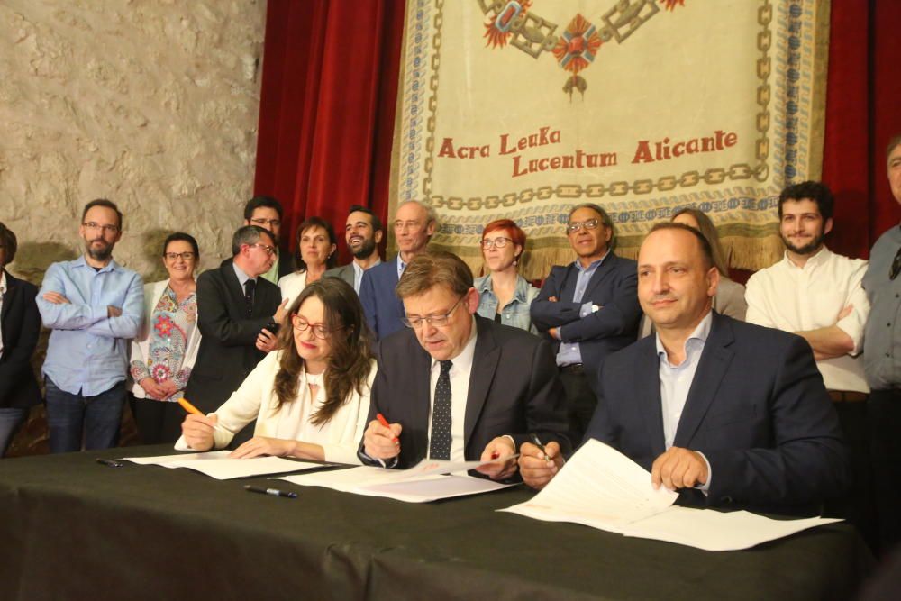 Ximo Puig, Mónica Oltra y Rubén Martínez Dalmau firman el pacto del Botànic II.