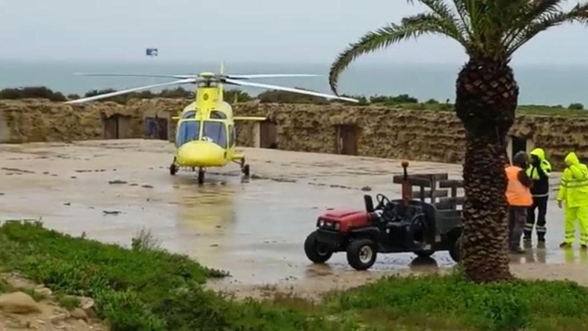 El helicóptero que trasladó este martes a técnicos de Iberdrola a Tabarca para reparar la avería.