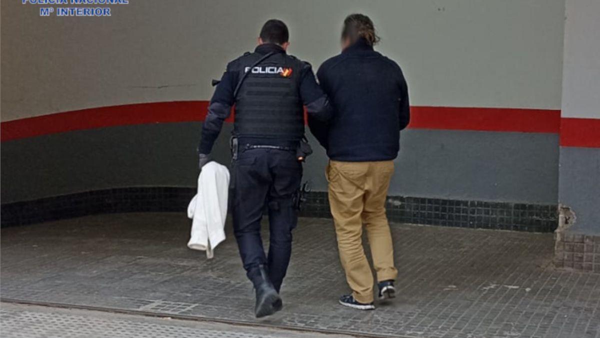 El sospechoso, tras ser detenido por la Policía.