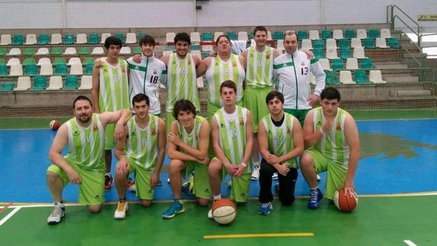 Jesús Martínez (segundo por la derecha, arriba) junto a sus compañeros del Basketdeza.