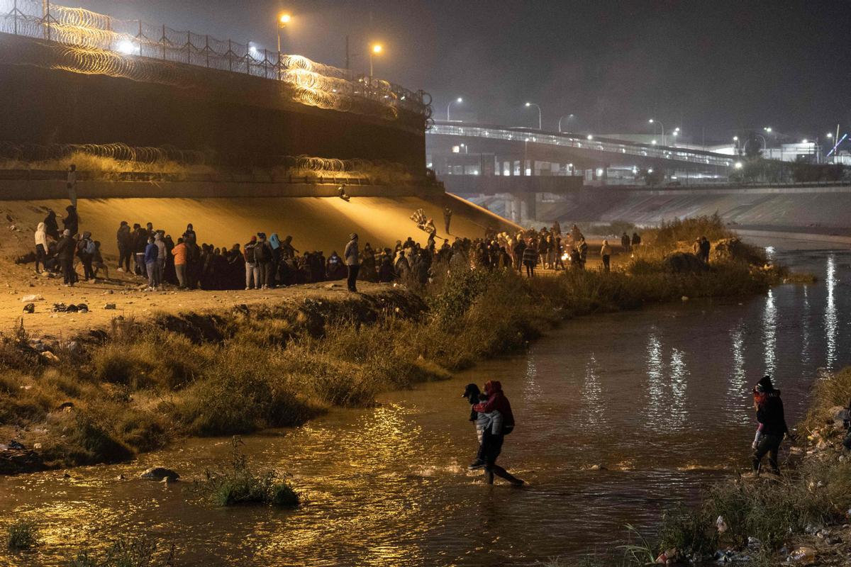 Un aluvión de inmigrantes cruzan Río Grande de Ciudad Juárez (México) a El Paso (Texas) ante un posible cambio en la política migratoria