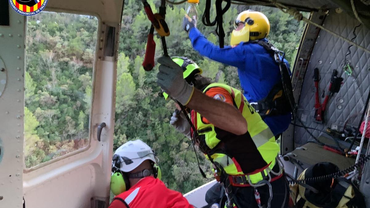 Rescate del helicóptero de los bomberos este fin de semana a cuatro senderistas.