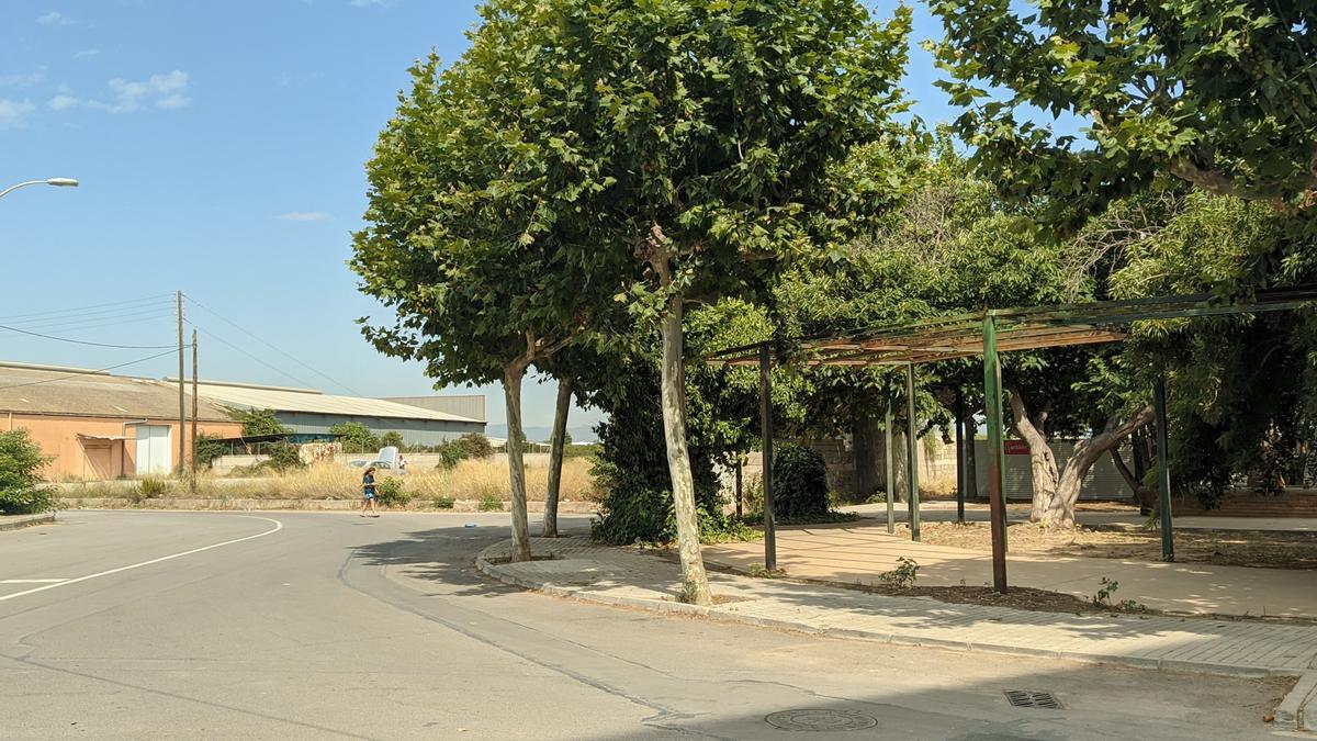 Imagen del último tramo construido de la avenida del Transporte a la altura de la plaza del nuevo instituto Jaume I.