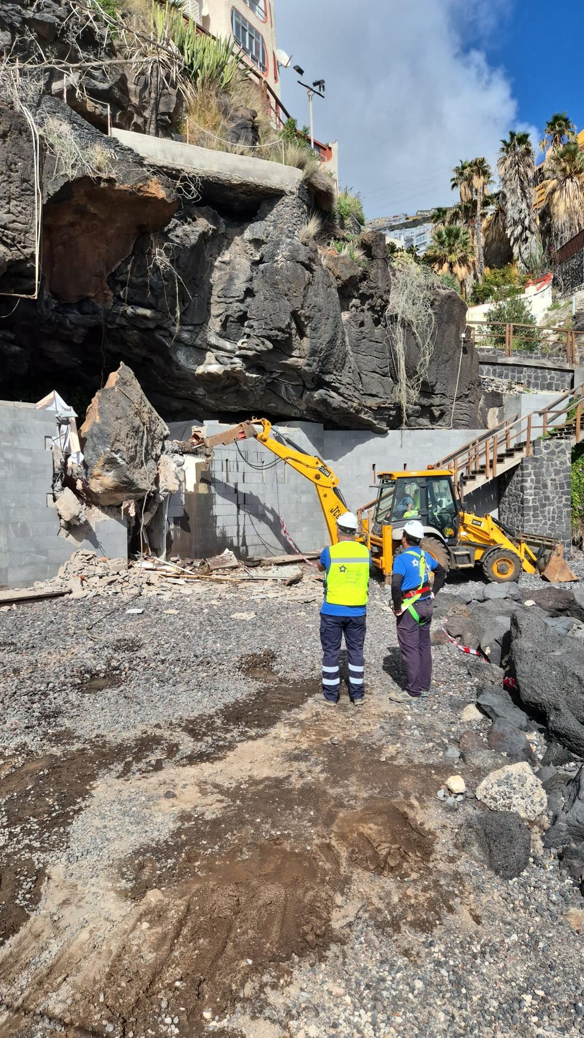 Los operarios en la zona del desprendimiento.