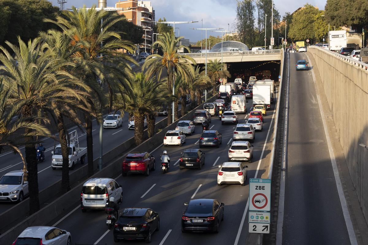 Un accident de trànsit provoca llargues cues a la Ronda de Dalt de Barcelona