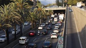 Un accident de trànsit provoca llargues cues a la Ronda de Dalt de Barcelona