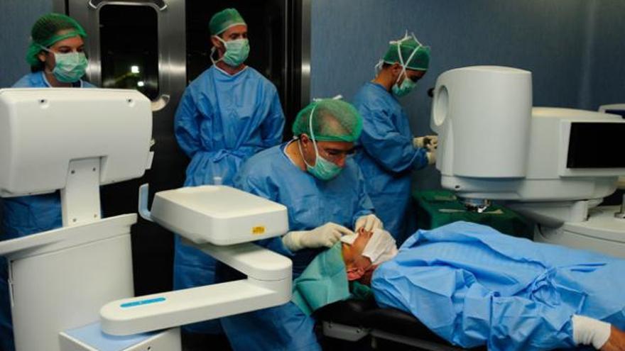 El oftalmólogo Vicente Rodríguez interviene al paciente, ayer, en la clínica de la capital grancanaria. | sabrina ceballos