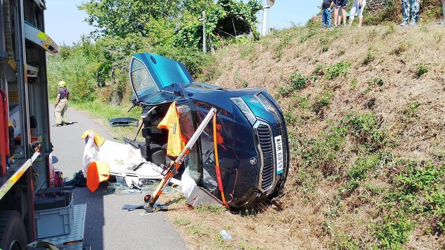 Estado en el que quedó el vehículo accidentado en Ribeira.