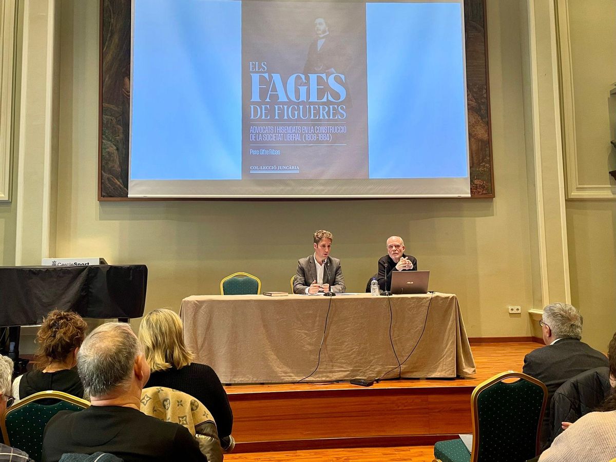 L'alcalde Jordi Masquef amb l'historiador Pere Gifre, en el tram final de la presentació del llibre 'Els Fages de Figueres'.