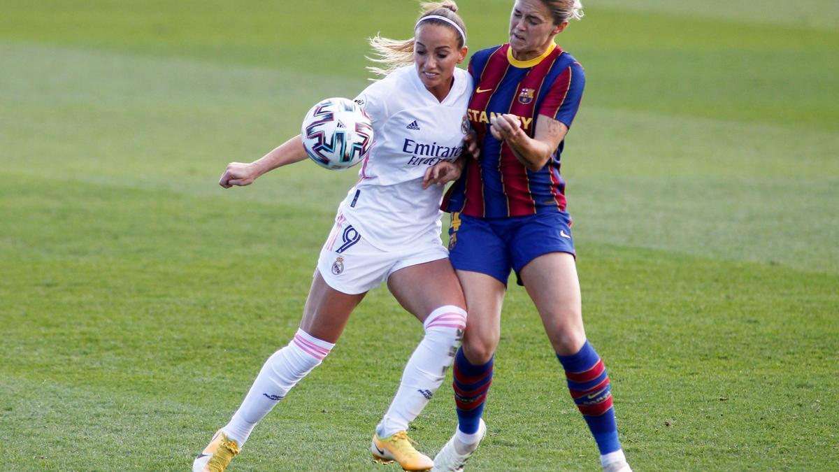 La madridista Asllani lucha con la azulgrana Mapi Leon.