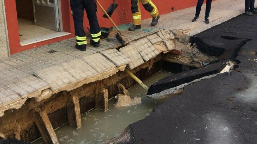 Una apisonadora hunde una calle de Dénia y provoca una fuga de gas