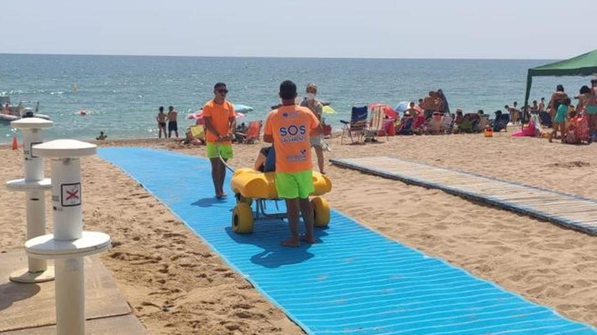 Estas son las pasarelas accesibles y los andadores que han instalado en las playas del Morrongo y la Caracola de Benicarló.