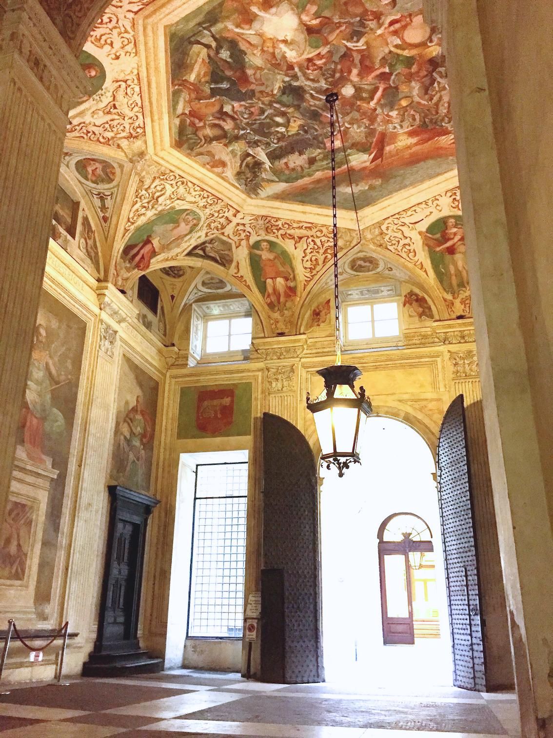 Un Airbnb en Italia con frescos en el techo como la Capilla Sixtina