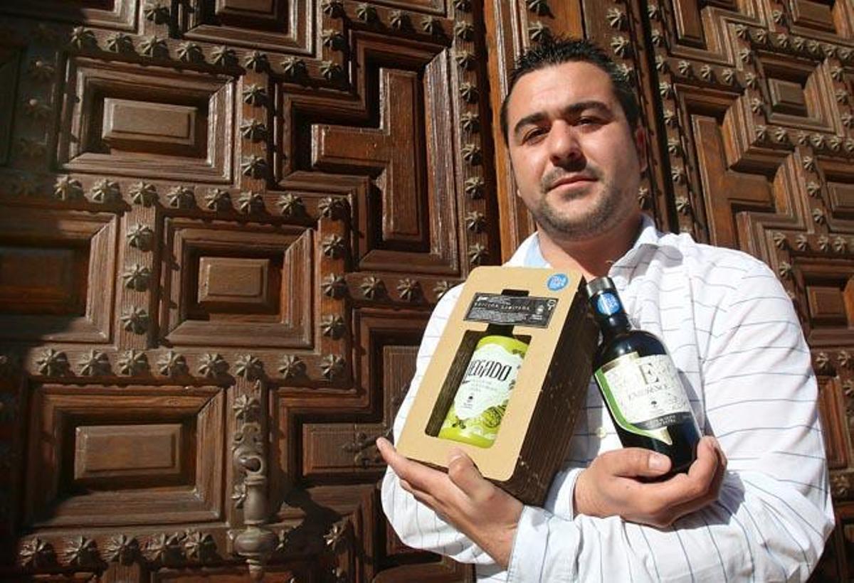En la imagen, Perfecto Matas con los dos aceites que han sido premiados en Los Ángeles.