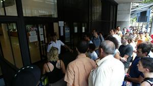 Colas para renovar el DNI en una comisaría de Barcelona.