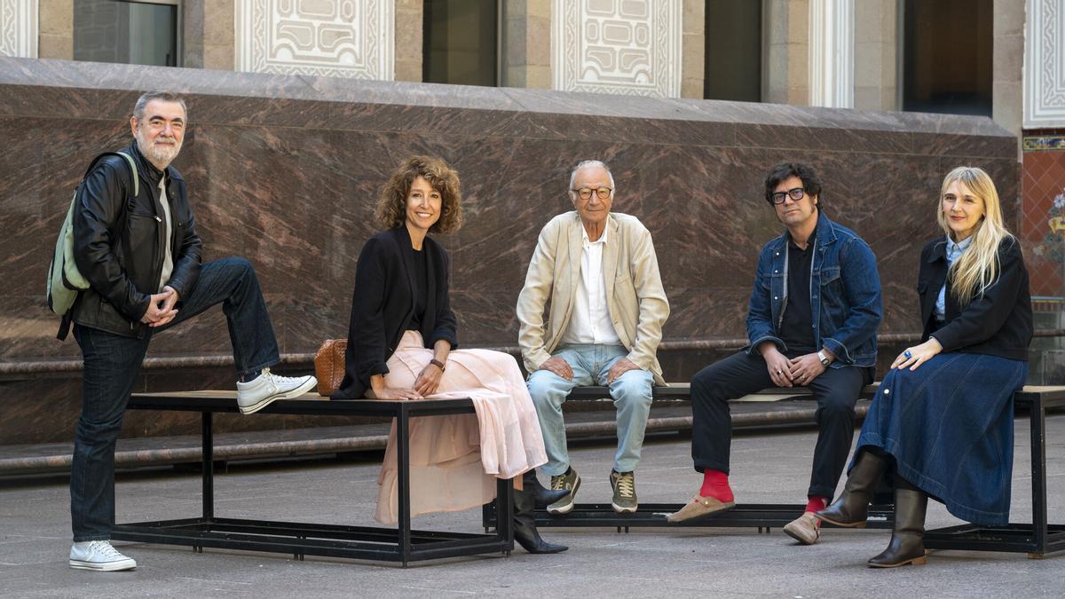 Algunos de los autores de EL PERIÓDICO que presentan libro en Sant Jordi: Pau Arenós, Agnès Marquès, Enrique Murillo, Miqui Otero y Desirée de Fez, en el patio del CCCB el pasado viernes 17 de abril.