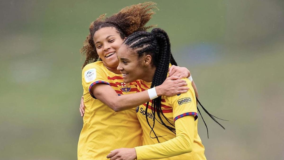 Salma Paralluelo y Vicky López celebran un gol ante la Real Sociedad