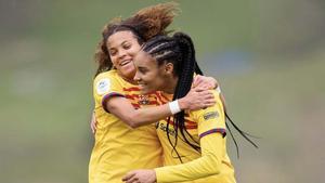 Salma Paralluelo y Vicky López celebran un gol ante la Real Sociedad