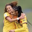 Salma Paralluelo y Vicky López celebran un gol ante la Real Sociedad