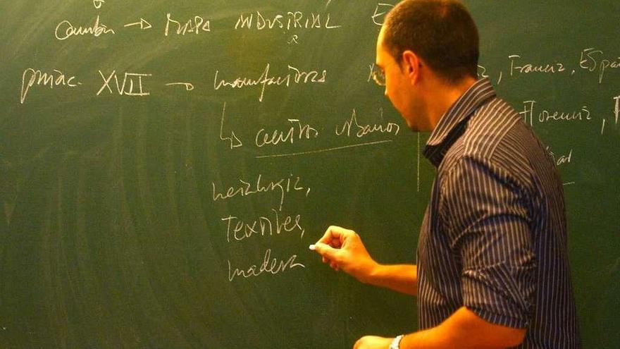 Un profesor imparte clase en una facultad de A Coruña.