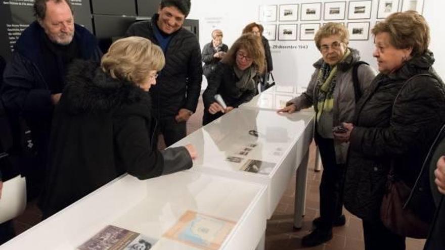 Visitants comenten els documents adjunts a l&#039;exposició de fotos.