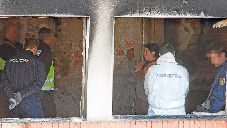 La mujer rescatada con sus bebés reconstruye con la Policía el suceso en la vivienda incendiada