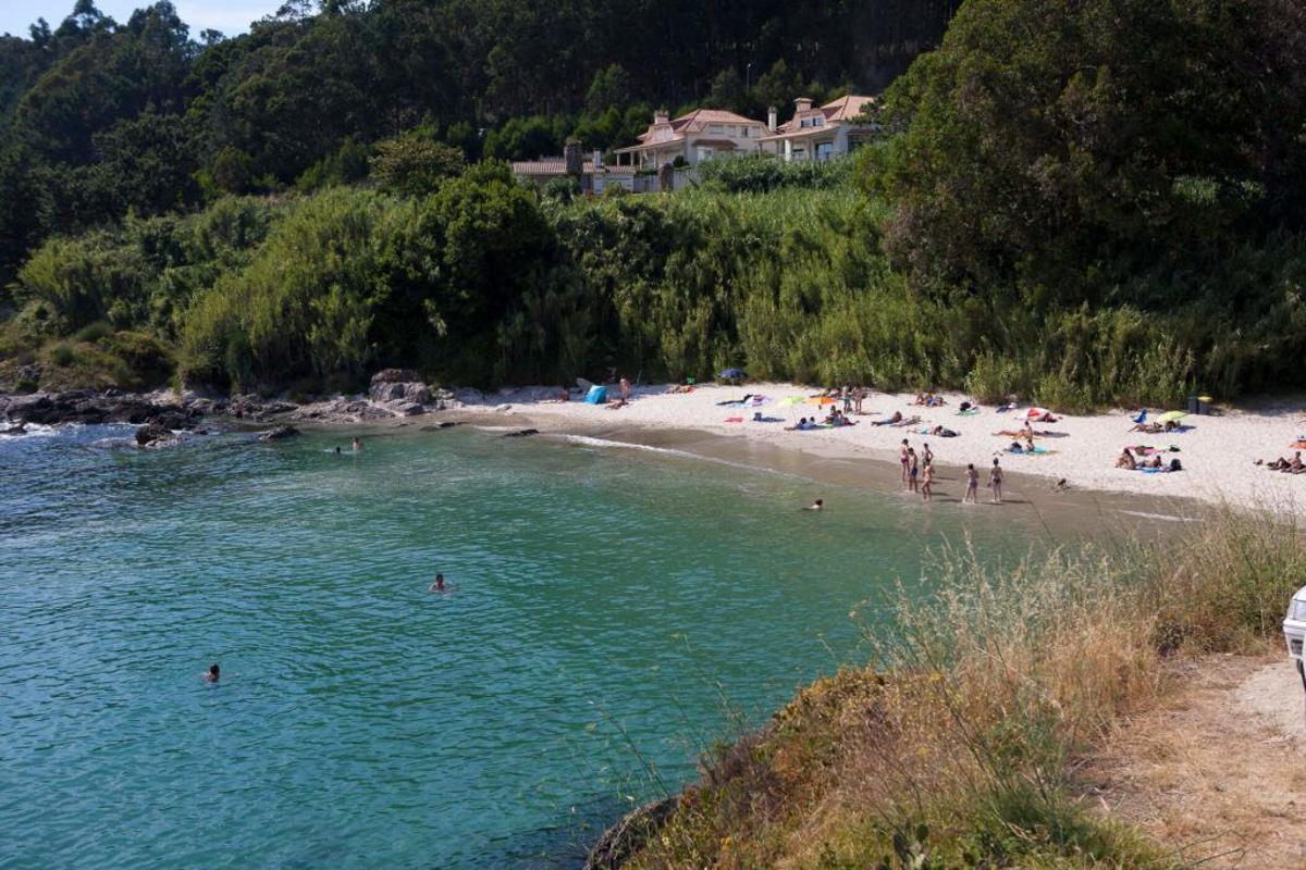 Vista de una de las playas de Monteferro portegidas del viento del Norte.