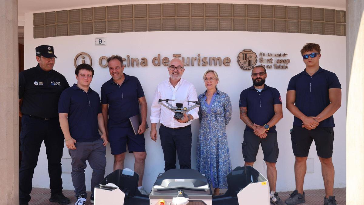 Vicent Roig, en el centro, junto a la primera teniente de alcalde, Nieves Bonet, el CEO de Wolf Avionic, Miguel Ángel Burgos, el jefe de la Policía Local, José Antonio Granados y tres operarios de la empresa concesionaria