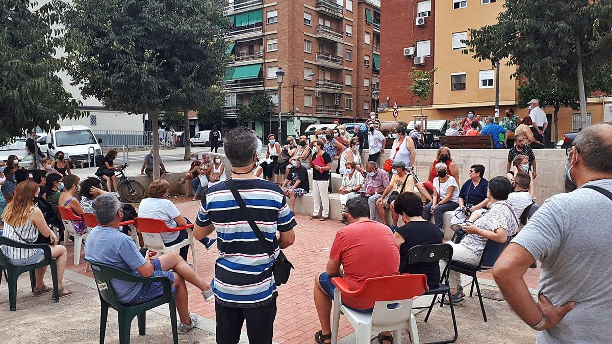 La asamblea celebrada hace unos días por los vecinos de Orriols. | LEVANTE-EMV