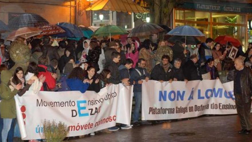 La manifestación tuvo lugar anoche en la Prada da Torre de la cabecera comarcal dezana.  // Bernabé/Javier Lalín