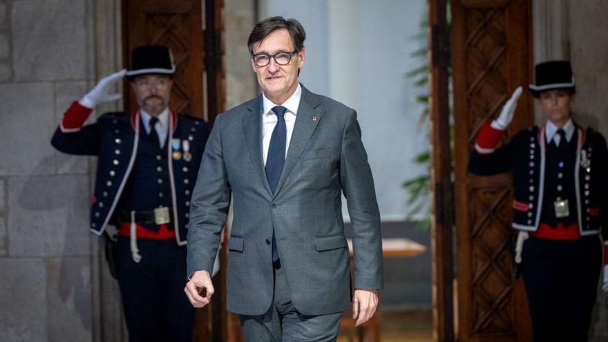 El president de la Generalitat, Salvador Illa, ahir a les portes del Palau de la Generalitat. | MANU MITRU