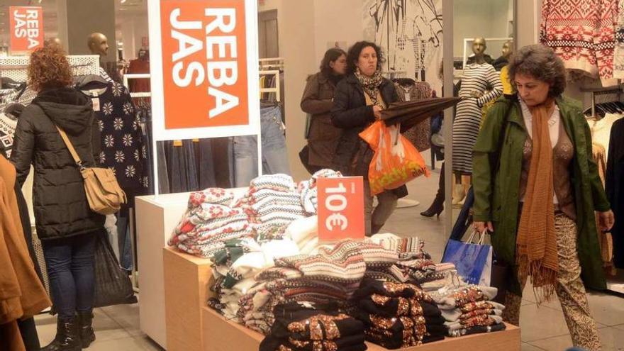 Interior de una tienda de textil que ofrece rebajas. // Rafa Vázquez