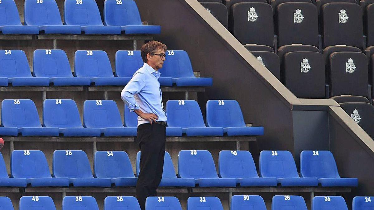 Fernando Vázquez, el domingo en la grada de Riazor contra el Extremadura.